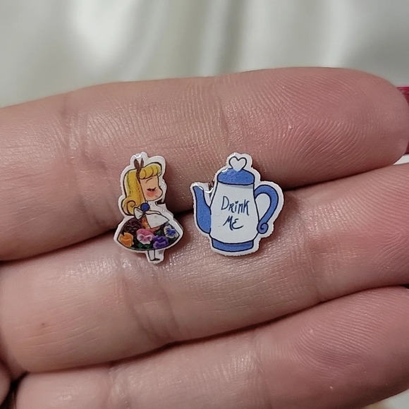 Alice in Wonderland Tea Party Stud Earrings - Picture 6 of 7